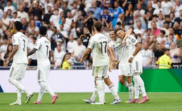 Tarde de golazos en el Bernabéu. Esta vez quiso apuntarse Mbappé, que sigue imparable. Jugó Vinicius para el crack francés, que desde fuera del área soltó un tremendo derechazo ajustadísimo al palo corto, abajo, imparable para Dmitrovic. Brutal.
