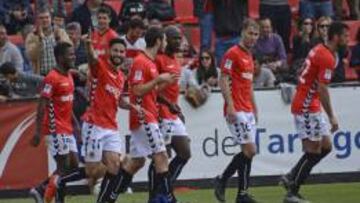 La plantilla del N&agrave;stic festeja el tanto que logr&oacute; Cristian Lobato ante el C&oacute;rdoba.