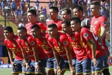El equipo de Union Española posa para los fotografos antes del partido de primera division contra Universidad de Chile disputado en el estadio Santa Laura de Santiago, Chile.
