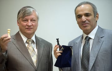 Anatoli Karpov (izda.), eterno rival de Kasparov, en un encuentro entre los dos campeones en Valencia en 2009.