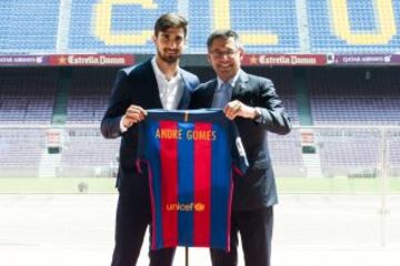 André Gomes, nuevo jugador del FC Barcelona en su presentación en el Camp Nou con Bartomeu.