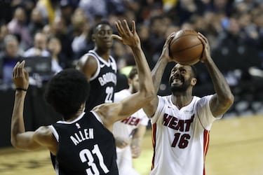 MEX64. CIUDAD DE MÉXICO (MÉXICO), 09/12/2017.- El jugador de los Nets de Brooklyn Jarrett Allen (i), disputa el balón con James Johnson (d), de los Heat de Miami hoy, sábado 9 de diciembre de 2017, durante un partido de baloncesto de la NBA, entre los Net