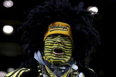 Un fan de los Steelers, durante el partido que enfrentó a su equipo con los Seattle Seahawks en el Heinz Field de Pittsburgh, Pennsilvania. Pese a que los visitantes llegaban con la baja de su quarterback estrella, Russell
Wilson, los locales necesitaron la prórroga para imponerse por 23 a 20 gracias a un field goal de 37 yardas.