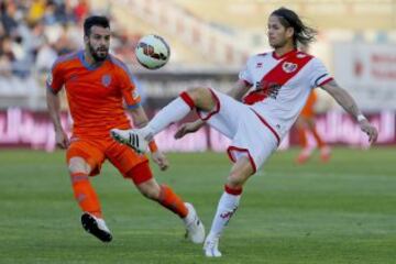 El defensa portugués del Rayo Vallecano, Zé Castro, controla un balón ante el delantero del Valencia, Álvaro Negredo, durante el partido de la trigésima cuarta jornada de la Liga de Primera División 