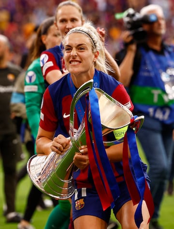 Alexia Putellas muy feliz con el trofeo de la Champions. 