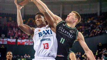 BILBAO, 07/01/2024.- El alero gambiano del Baxi Manresa Musa Sagnia (i) intenta anotar ante el ala-pívot belga del Surne Bilbao Basket, Thijs de Ridder (d), durante el partido de la Liga ACB de baloncesto disputado este domingo en el Bilbao Arena de la capital vizcaína.- EFE/ Javier Zorrilla