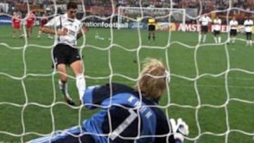 <b>RECUERDO IMBORRABLE. </b>Oliver Kahn detiene el penalti lanzado por Mauricio Pellegrino, una parada que le dio la Champions al Bayern.