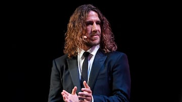 Spain's former defender Carles Puyol applauds during the 2018 FIFA World Cup football tournament final draw at the State Kremlin Palace in Moscow on December 1, 2017.
The 2018 FIFA World Cup will be held between June 14 and July 15, 2018 in 11 Russian cities. / AFP PHOTO / Alexander NEMENOV