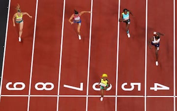 Shelly-Ann Fraser-Pryce de Jamaica, oro en los 200 metros femenino de Tokio 2020