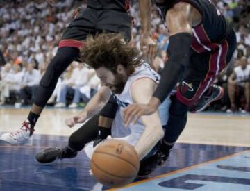 Josh McRoberts cae al suelo.