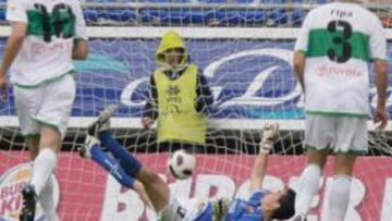 <b>SIN PERDÓN. </b>Barkero no desaprovechó el penalti y batió a Jaime para poner el primer tanto local en el marcador.