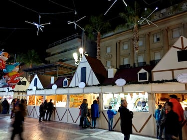 Desde el 28 de noviembre hasta el 6 de enero. Huelva se vuelca en este mercado situado en su plaza más emblemática y querida por los ciudadanos. El espacio combina la venta de productos decorativos clásicos con una fuerte presencia de la gastronomía onubense de alta calidad. No faltan los puestos donde comprar frutos secos, dulces de las distintas comarcas de la provincia y, por supuesto, productos derivados del cerdo ibérico de la sierra de Aracena. La plaza suele estar presidida por un gran árbol de Navidad luminoso y cuenta con un hilo musical de villancicos tradicionales que envuelve todo el espacio, creando una atmósfera cálida que invita a quedarse hasta bien entrada la noche.