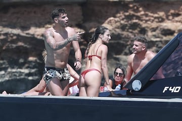 El lateral izquierdo del Real Madrid Theo Hern¨¢ndez se encuentra de vacaciones en Ibiza junto a sus amigos y pareja para relajarse antes de decidir su futuro.