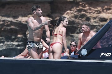 El lateral izquierdo del Real Madrid Theo Hernández se encuentra de vacaciones en Ibiza junto a sus amigos y pareja para relajarse antes de decidir su futuro.