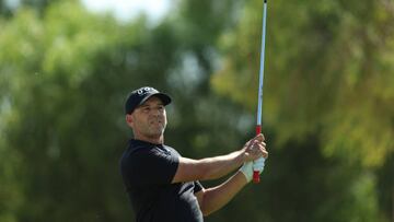 Sergio García juega su golpe de salida en el hoyo 8 en el Día Dos del PIF Saudi International en Royal Greens Golf & Country Club el 03 de febrero de 2023 en Al Murooj, Arabia Saudita.