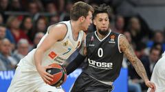 BAM102. BAMBERG (ALEMANIA), 21/12/2017. Daniel Hackett (d) del Brose Bamberg en acci&oacute;n ante Luka Doncic (i) del Real Madrid durante un partido de baloncesto de la Euroliga hoy, jueves 21 de diciembre de 2017, en Bamberg (Alemania). EFE/Timm Schamberger