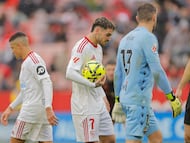 Isaac coge el balón para lanzar un penalti.