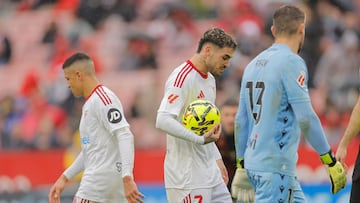 Isaac coge el balón para lanzar un penalti.
