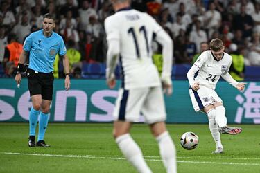 1-1. El jugador del Chelsea, recibe sólo cerca de la media luna del área española, dispara con la pierna izquierda, al palo derecho de Unai Simón para anotar el primer tanto del conjunto inglés.