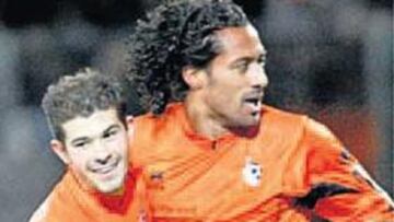 <b>PRETENDIDO. </b>Marlet, felicitado por un compañero del Lorient.