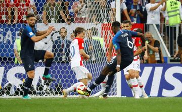 Pogba recibió la pelota en la frontal tras una buena jugada de Mbpapé y Griezmann, la defensa repelió su remate y el balón le volvió a caer a él y disparó con potencia para batir a Subasic.