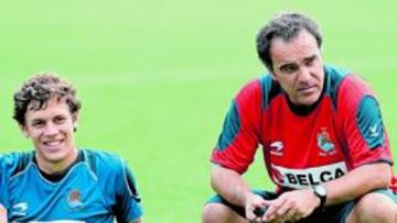 <b>BUEN AMBIENTE. </b>Elustondo, sentado en un entrenamiento de la Real junto a Martín Lasarte.