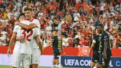 Pedro Ortiz celebra el empate del Sevilla en el descuento junto a Kike Salas.