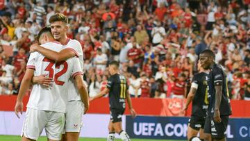 Pedro Ortiz celebra el empate del Sevilla en el descuento junto a Kike Salas.