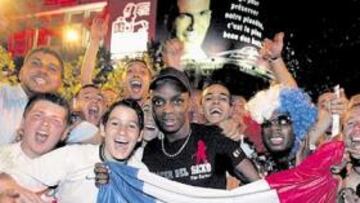<b>FIESTA BLEU. </b>Las calles de Paris fueron una fiesta por la victoria gala ante Brasil.
