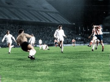 Defendi¨® la camiseta del Atl¨¦tico de Madrid de 1967 a 1975 y del Athletic de Bilbao de 1975 a 1980.