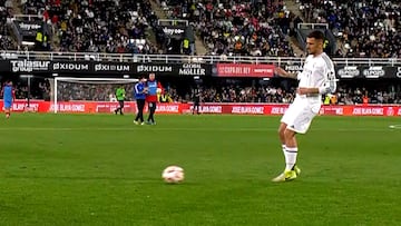 Llega el descanso y lo que hace Ceballos en el césped lo va a aplaudir todo el mundo