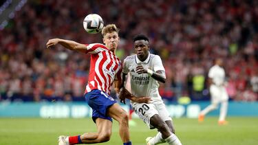 Marcos Llorente y Vinicius pugnan por el control del balón.