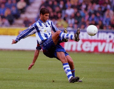 El futbolista catalán se formó en el Barça, pero se marchó al Valencia en juveniles. En el verano de 1998, el club che lo cedió una temporada al Alavés donde rindió a gran nivel anotando 7 goles en los 29 partidos que disputó aquella temporada.