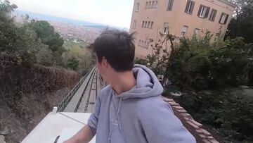 Un menor mira hacia delante mientras otro le graba practicando Trainsurfing en el funicular de Vallvidrera (Barcelona) para luego subirlo a un v&iacute;deo de YouTube. 