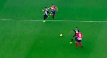 El árbitro señaló falta de Rodrigo y anuló el gol de Koke.
