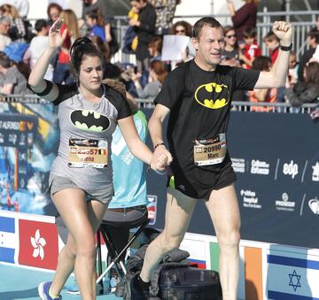 Participantes de la maratón de Valencia Trinidad Alfonso EDP llegando a la meta cerca del Oceanogràfic de Valencia.