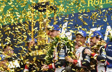 Los pilotos de Toyota Gazoo Racing TS050 Hybrid, Sebastien Buemi, Fernando Alonso y Kazuki Nakajima celebran la victoria.