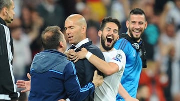 Zidane es felicitado por Isco.