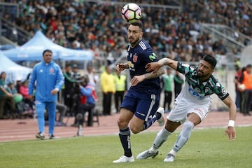 El jugador de Universidad de Chile Mauricio Pinilla, centro, disputa el balon con Andres Robles de Santiago Wanderers durante el partido de primera division en el estadio Elias Figueroa de Valparaiso, Chile.