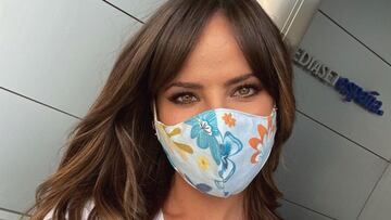 La cara de la periodista y presentadora Carmen Corazzini, con mascarilla con dibujos de flores, mirando a cámara en los estudios de Mediaset España, en septiembre del 2020.