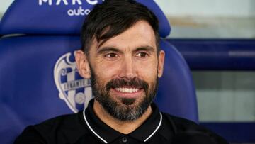 VALENCIA, SPAIN - DECEMBER 21: Eder Sarabia, Manager of FC Andorra looks on prior to the Copa del Rey second round match between Levante UD and FC Andorra at Ciutat de Valencia on December 21, 2022 in Valencia, Spain. (Photo by Manuel Queimadelos/Quality Sport Images/Getty Images)