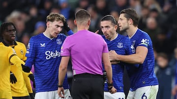Soccer Football - Premier League - Everton v Wolverhampton Wanderers - Hill Dickinson Stadium, Liverpool, Britain - January 7, 2026 Everton's Jack Grealish reacts after being shown a red card by referee Thomas Kirk as Everton's James Garner and Everton's James Tarkowski look on Action Images via Reuters/Ed Sykes EDITORIAL USE ONLY. NO USE WITH UNAUTHORIZED AUDIO, VIDEO, DATA, FIXTURE LISTS, CLUB/LEAGUE LOGOS OR 'LIVE' SERVICES. ONLINE IN-MATCH USE LIMITED TO 120 IMAGES, NO VIDEO EMULATION. NO USE IN BETTING, GAMES OR SINGLE CLUB/LEAGUE/PLAYER PUBLICATIONS. PLEASE CONTACT YOUR ACCOUNT REPRESENTATIVE FOR FURTHER DETAILS..