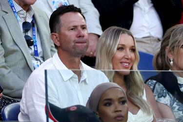 Ricky Ponting, entrenador de críquet australiano y exjugador de críquet, y Rianna.