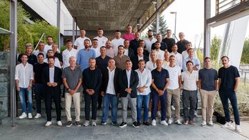 LAS ROZAS (MADRID), 03/09/2024.- A la espera de una reunión que se producirá el miércoles entre la Federación Española de Fútbol (RFEF) y LaLiga, la reunión celebrada este martes en la Ciudad del Fútbol de los entrenadores de Primera y Segunda división, mostró una unión del colectivo de entrenadores, hastiado por situaciones de impagos y demandando garantías de cobro cuando son cesados de sus funciones por un club. Carlo Ancelotti, Diego Simeone, Hansi Flick, Míchel Sánchez, Ernesto Valverde, Manuel Pellegrini, Marcelino García Toral, Rubén Baraja, Íñigo Pérez, Vicente Moreno, García Pimienta, Manolo González o Paulo Pezzolano, más numerosos técnicos de la división de plata del fútbol español, se reunieron en el salón Luis Aragonés de la Ciudad del Fútbol. EFE/RFEF/Eidan Rubio -SOLO USO EDITORIAL/SOLO DISPONIBLE PARA ILUSTRAR LA NOTICIA QUE ACOMPAÑA (CRÉDITO OBLIGATORIO)-