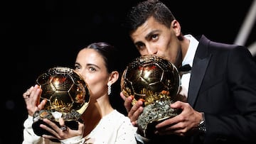 Barcelona's Spansih midfielder Aitana Bonmati (L) and Manchester City's Spanish midfielder Rodri pose with their Ballon d'Or award during the 2024 Ballon d'Or France Football award ceremony at the Theatre du Chatelet in Paris on October 28, 2024. (Photo by FRANCK FIFE / AFP)