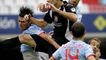 <b>EL ELCHE GANÓ POR ALTO. </b>Los jugadores ilicitanos se impusieron a la zaga olívica en el juego aéreo.