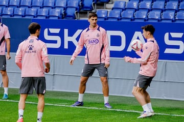 Marash Kumbulla, entrenándose en el RCDE Stadium.