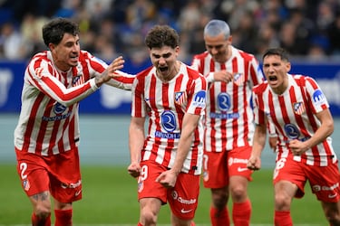 0-1. Julián Alvarez celebra el tanto con José María Giménez.