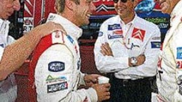 <b>CON EL GANADOR.</b> Sainz felicita a su compañero y vencedor, Loeb.