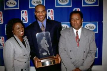 Vince Carter como jugador de los Toronto Raptors posa con sus padres y con el trofeo Rookie del Año en la temporada 98/99.
